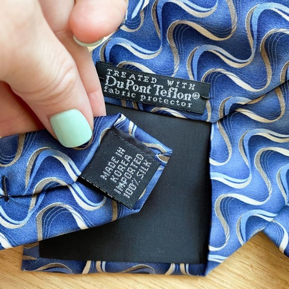 DOCKERS Men's Vintage Blue/Silver Wave DuPont Teflon Treated Silk Necktie sz OS - Picture 5 of 7